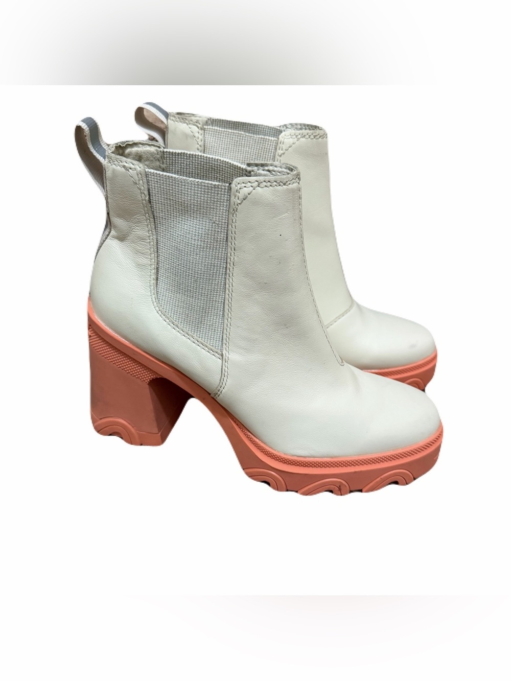 SOREL Brex Heel Chelsea Boots – Size 6.5
Modern. Bold. Waterproof block heel